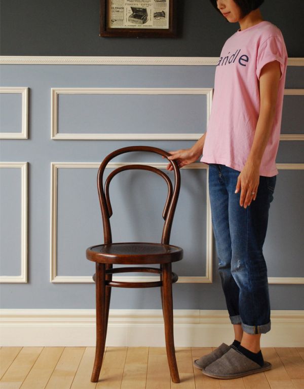 板座面　アンティーク チェア　イギリスから届いたアンティーク椅子、ベントウッドチェア（ブラウン）。色は落ち着いているので上品にもかっこいい雰囲気にも見えます。(k-1033-c)