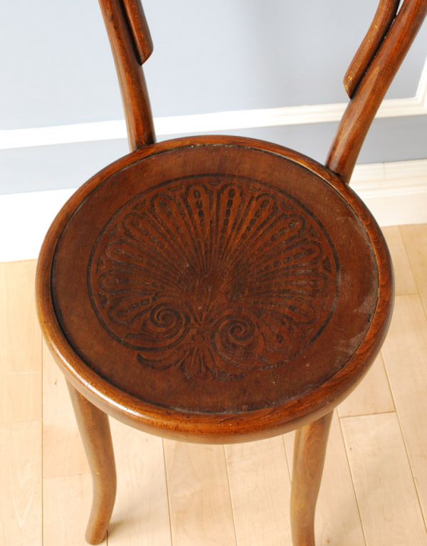 板座面　アンティーク チェア　イギリスから届いたアンティーク椅子、ベントウッドチェア（ブラウン）。ベントウッドチェアの特徴は、座面にもあります。(k-1033-c)