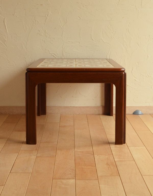 アンティーク家具　G-planのビンテージ家具、タイルトップのセンターテーブル。サイドもキレイです。(k-1034-f)