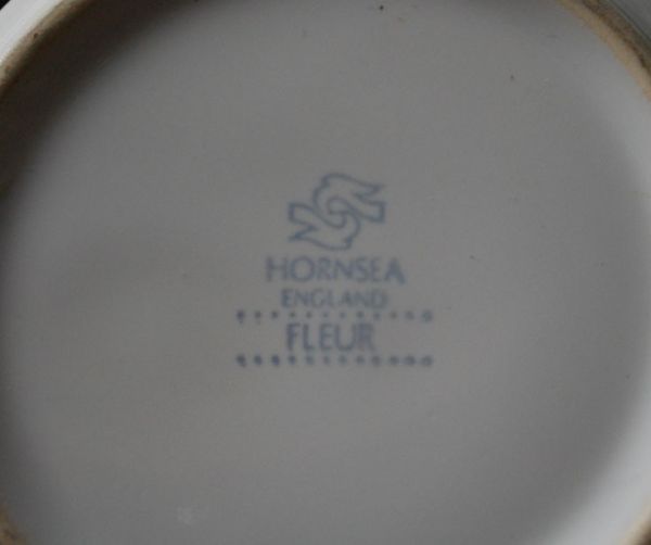 Hornsea（ホーンジー）　アンティーク雑貨　ホーンジー社のアンティークフルール（ミルクピッチャー）。裏にはバックスタンプが入っています。(k-1035-z)