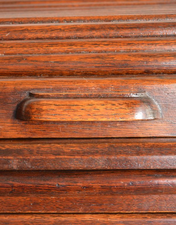 サイドバイサイド　アンティーク家具　イギリス輸入のアンティーク家具、おしゃれなロールトップテーブル（デスク）。握るたびに味わいを感じる木製の取っ手です。(k-1043-f)