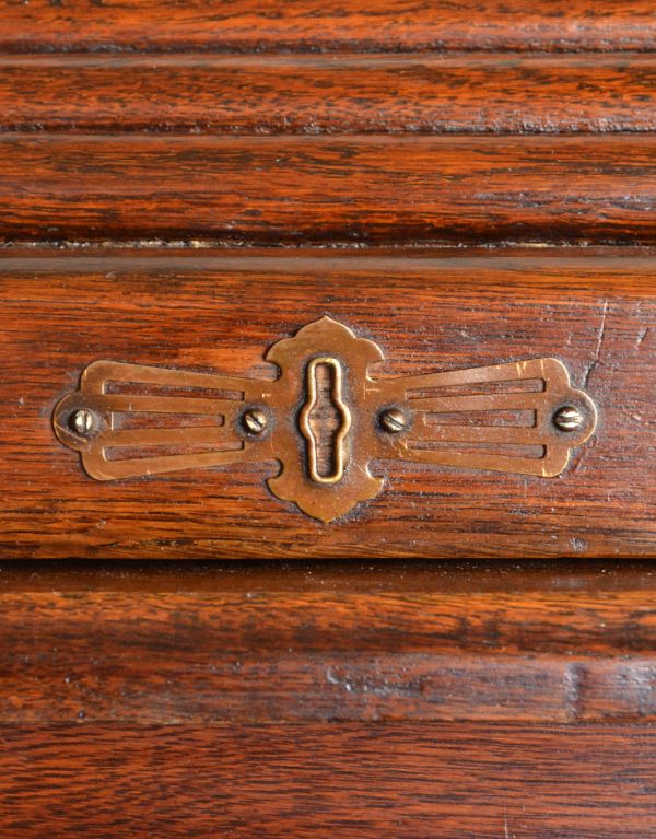 サイドバイサイド　アンティーク家具　イギリス輸入のアンティーク家具、おしゃれなロールトップテーブル（デスク）。鍵穴を象ったようなおしゃれな装飾が付いています。(k-1043-f)