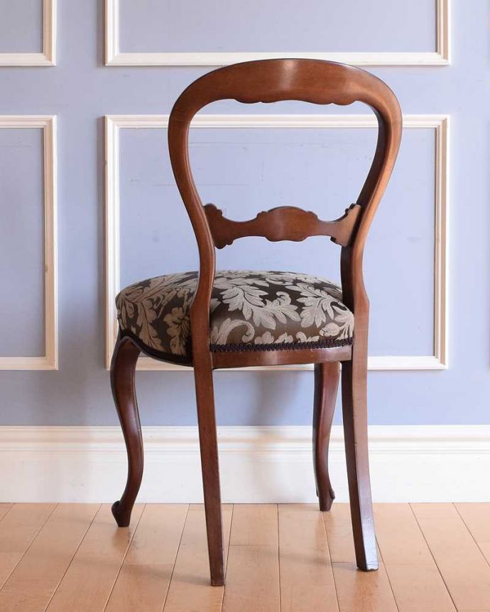 サロンチェア　アンティーク チェア　優雅な英国アンティーク椅子、背もたれが気品たっぷりなバルーンバックチェア（サロンチェア）。優雅な後ろ姿にうっとり･･･うっとりするほど優雅な後ろ姿。(k-1045-c)