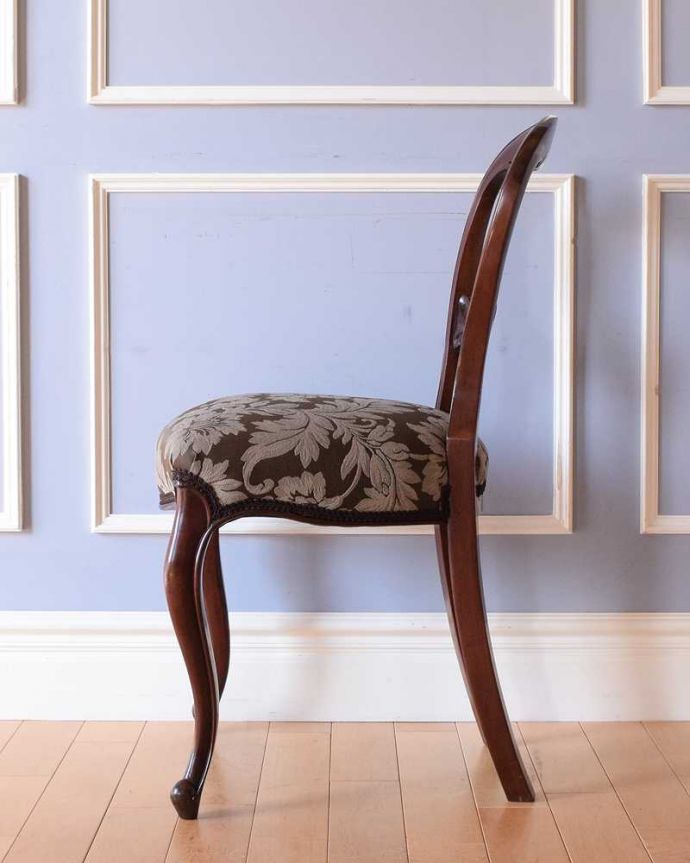 サロンチェア　アンティーク チェア　優雅な英国アンティーク椅子、背もたれが気品たっぷりなバルーンバックチェア（サロンチェア）。気品の感じられる横顔グルッと360度どの角度から見ても優雅で気品のあるフォルムです。(k-1045-c)
