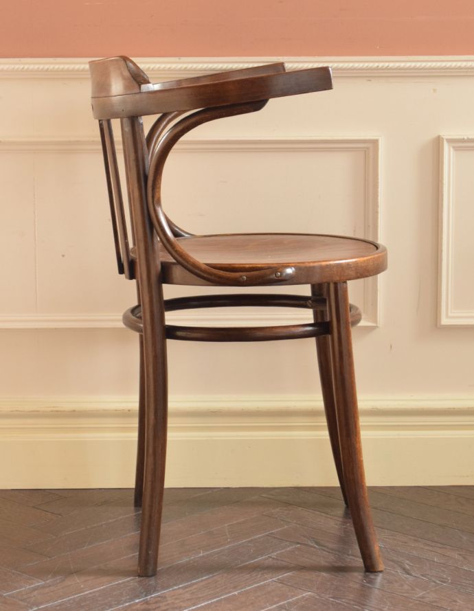 ベントウッドチェア　アンティーク チェア　英国のおしゃれなアンティークの椅子、美しい曲げ木のベントウッドアームチェア。飽きのこないデザインです。(k-1046-c)