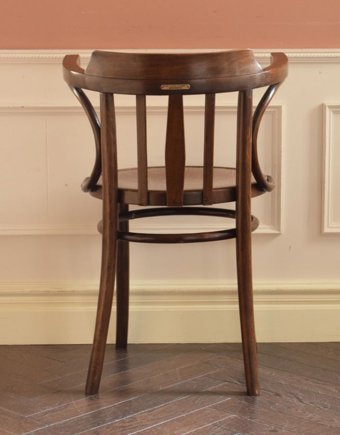 ベントウッドチェア　アンティーク チェア　英国のおしゃれなアンティークの椅子、美しい曲げ木のベントウッドアームチェア。後姿もスマートでカッコいいです。(k-1046-c)