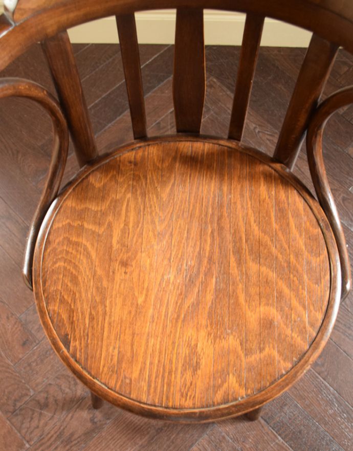 ベントウッドチェア　アンティーク チェア　英国のおしゃれなアンティークの椅子、美しい曲げ木のベントウッドアームチェア。丸い座面なので、お子様のいるご家庭でも安心です。(k-1046-c)
