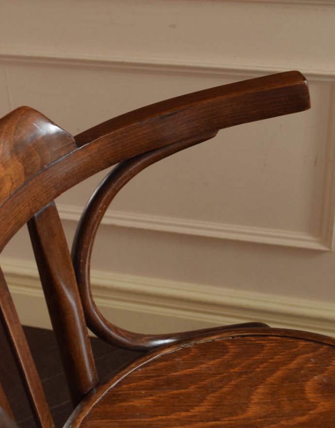 ベントウッドチェア　アンティーク チェア　英国のおしゃれなアンティークの椅子、美しい曲げ木のベントウッドアームチェア。肘置きがあるのでリラックスして座れます。(k-1046-c)