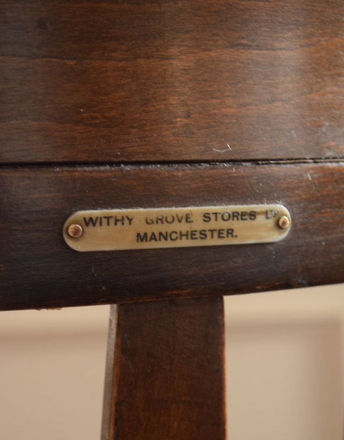 ベントウッドチェア　アンティーク チェア　英国のおしゃれなアンティークの椅子、美しい曲げ木のベントウッドアームチェア。メーカーのものと思われるタグが残っていました。(k-1046-c)
