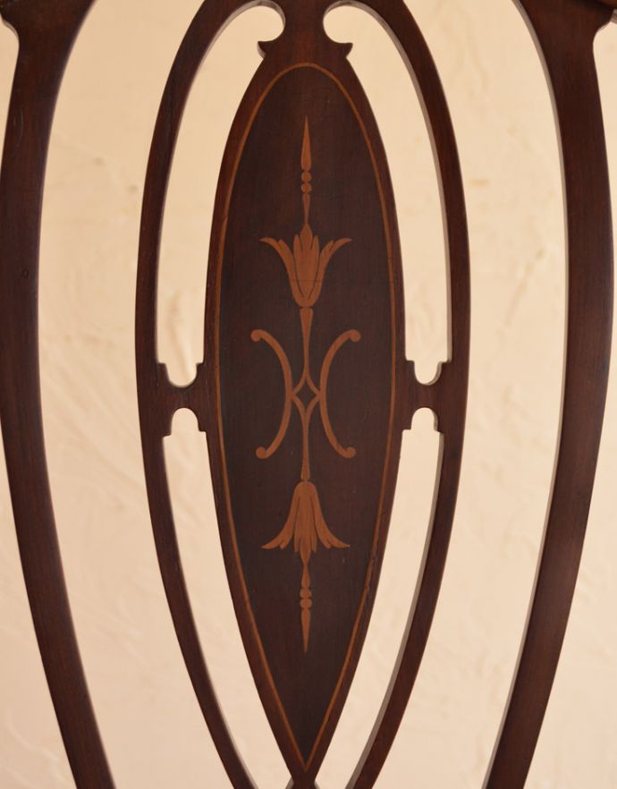 サロンチェア　アンティーク チェア　背もたれの美しい、イギリスの豪華なアンティークアームチェア。芸術作品のような象嵌です！。(k-1047-c)