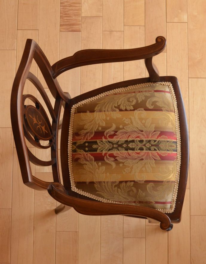 サロンチェア　アンティーク チェア　背もたれの美しい、イギリスの豪華なアンティークアームチェア。座面には布が貼ってあるので、長時間座っても疲れません。(k-1047-c)
