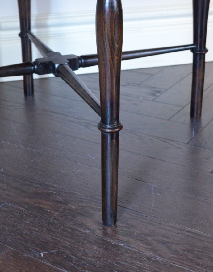 サロンチェア　アンティーク チェア　お部屋の角に置くだけで絵になる、美しいマホガニー材のコーナーチェア。安定感のある脚です。(k-1049-c)