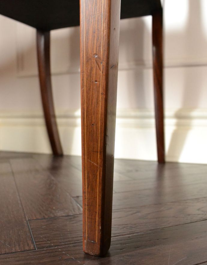 テイパードレッグ　アンティーク チェア　マホガニー材のアンティークチェア、背もたれの装飾が美しいアームチェア。優雅なデザインの脚。(k-1051-c)