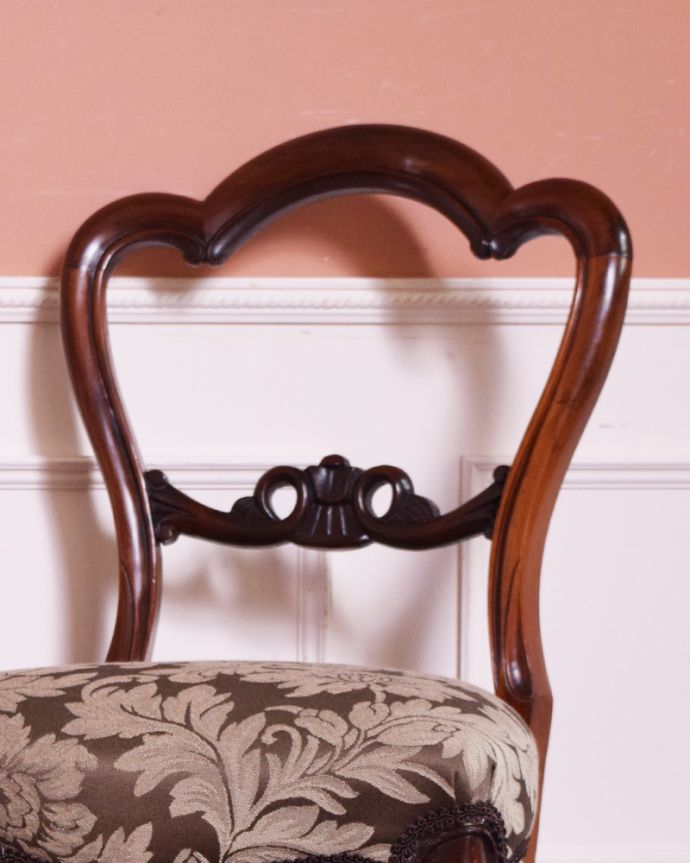 サロンチェア　アンティーク チェア　イギリスから届いたバルーンバックチェア、マホガニー材のアンティーク椅子。背もたれのデザインがとてもキレイ。(k-1054-c)