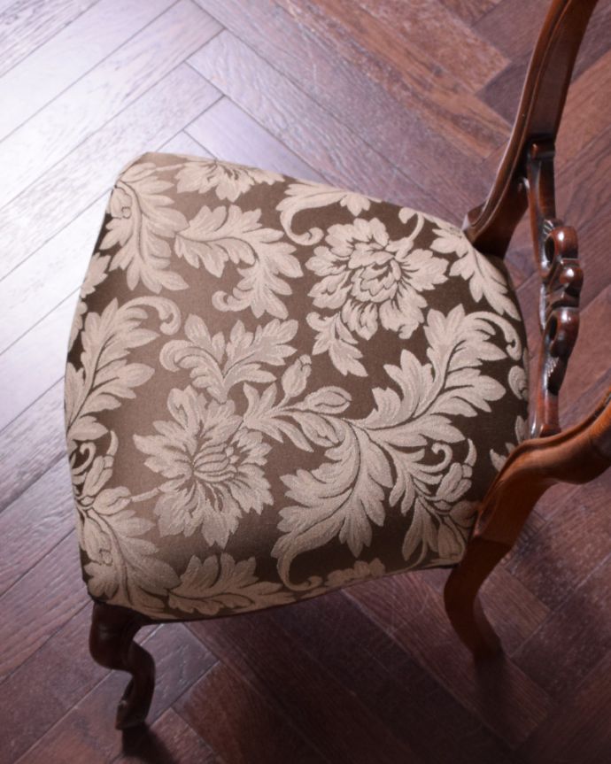 サロンチェア　アンティーク チェア　イギリスから届いたバルーンバックチェア、マホガニー材のアンティーク椅子。すわり心地がいい座面。(k-1054-c)