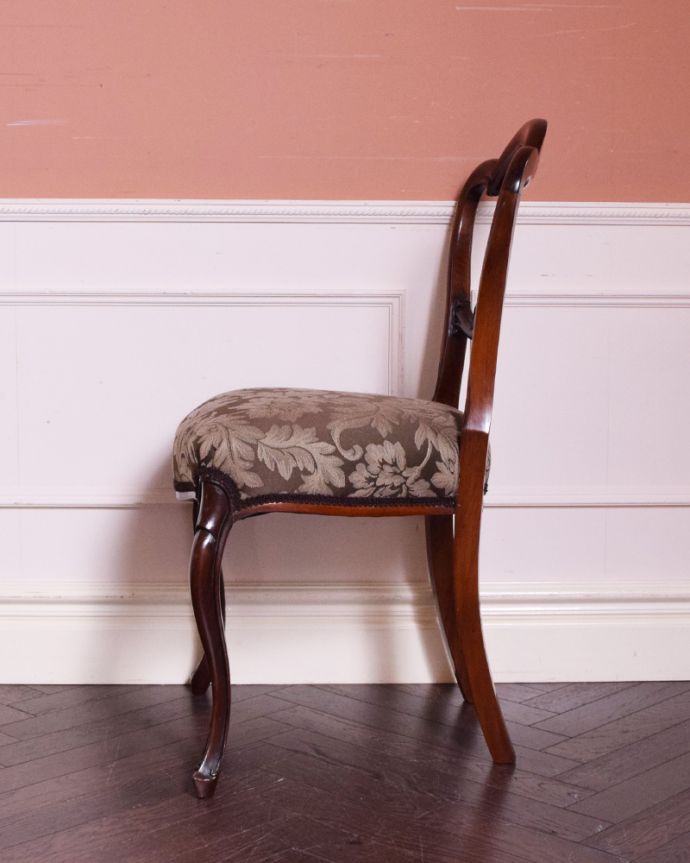 サロンチェア　アンティーク チェア　イギリスから届いたバルーンバックチェア、マホガニー材のアンティーク椅子。横から見ても綺麗な装飾が楽しめます。(k-1054-c)