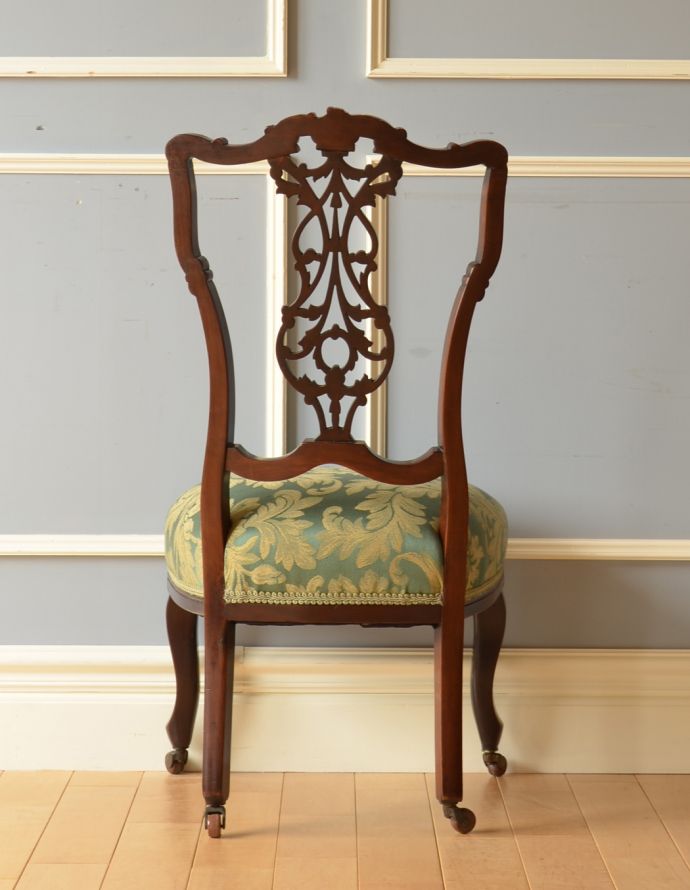 サロンチェア　アンティーク チェア　可憐な背もたれのデザインの椅子、英国から到着したアンティークナーシングチェア。アンティークらしく、流行を追わずに長く使えるデザイン。(k-1056-c)