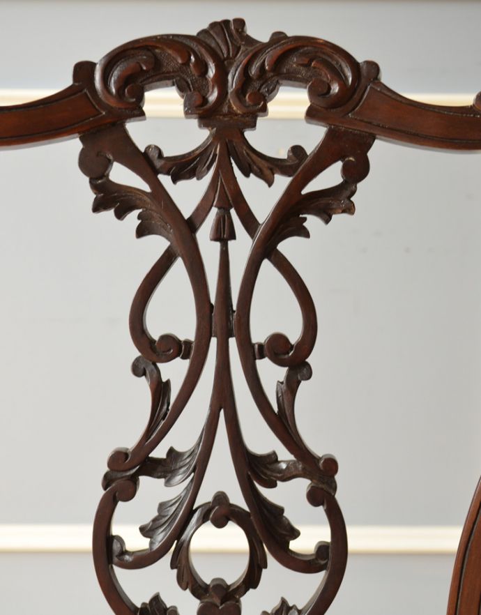 サロンチェア　アンティーク チェア　可憐な背もたれのデザインの椅子、英国から到着したアンティークナーシングチェア。隅々にまで繊細な装飾が施され、どこから見ても美しい姿に惚れ惚れしてしまいます。(k-1056-c)