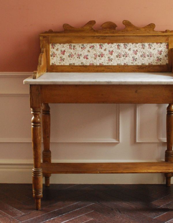 アンティークのイギリスの家具、タイルが可愛いパイン材のウォッシュ 