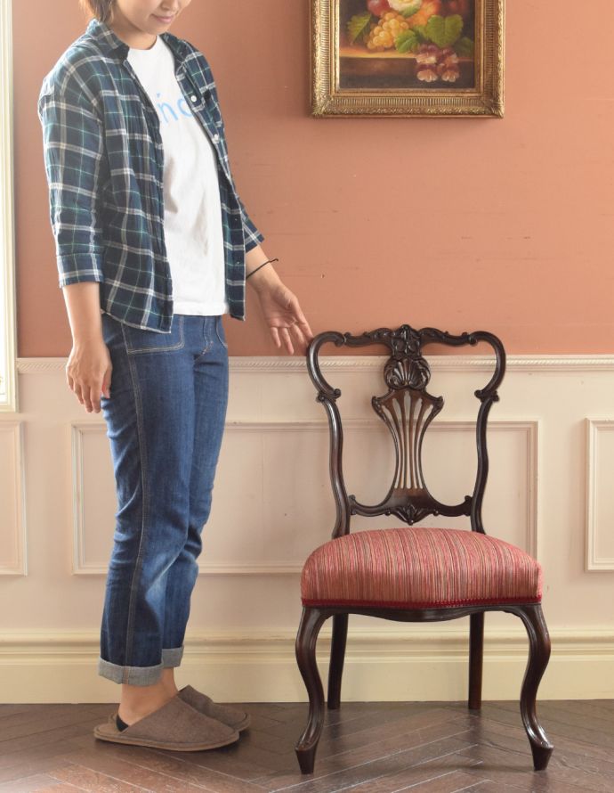 マホガニー材　アンティーク チェア　背もたれの装飾がなんとも美しいナーシングチェア、アンティーク英国椅子。上品な雰囲気が漂うチェア。(k-1058-c)