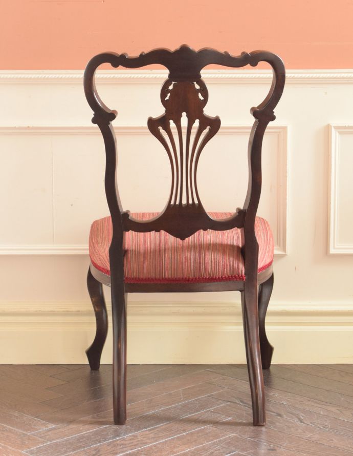 マホガニー材　アンティーク チェア　背もたれの装飾がなんとも美しいナーシングチェア、アンティーク英国椅子。アンティークらしく、流行を追わずに長く使えるデザイン。(k-1058-c)