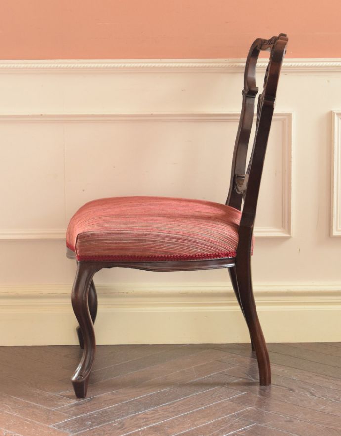 マホガニー材　アンティーク チェア　背もたれの装飾がなんとも美しいナーシングチェア、アンティーク英国椅子。横から見ても綺麗な装飾が楽しめます。(k-1058-c)