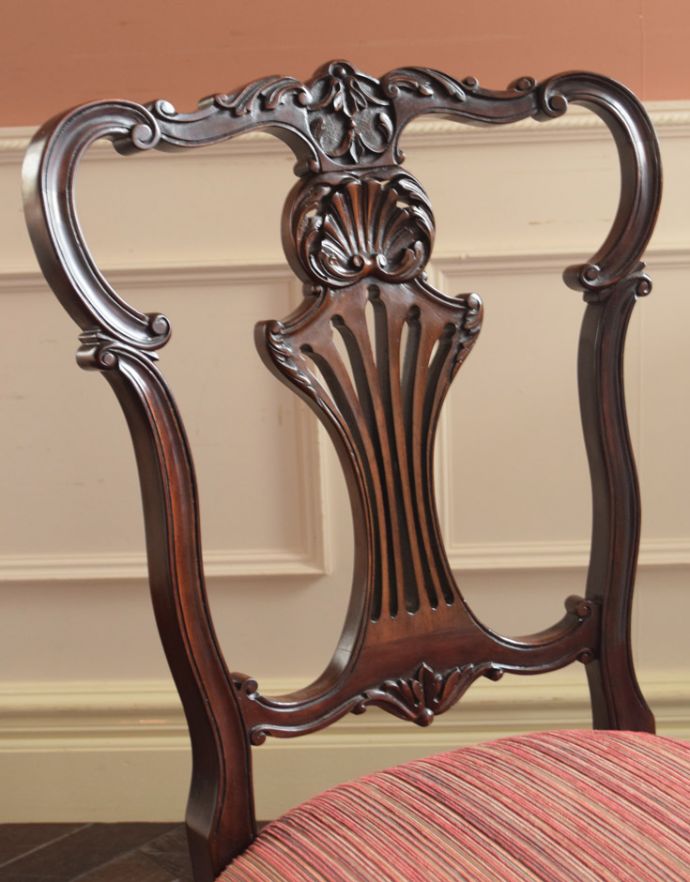 マホガニー材　アンティーク チェア　背もたれの装飾がなんとも美しいナーシングチェア、アンティーク英国椅子。芸術作品のような迫力満点の彫です！木目や色は1脚1脚微妙に違いますが、どれもキレイに仕上げています。(k-1058-c)