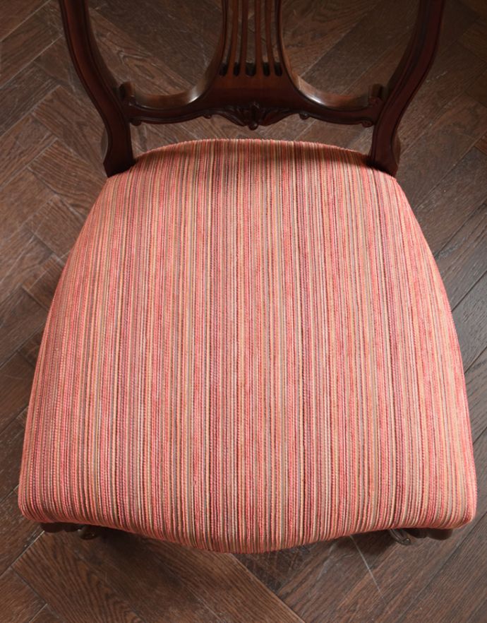 マホガニー材　アンティーク チェア　背もたれの装飾がなんとも美しいナーシングチェア、アンティーク英国椅子。座面には布が貼ってあるので、長時間座っても疲れません。(k-1058-c)