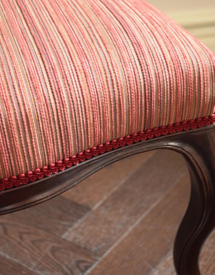 マホガニー材　アンティーク チェア　背もたれの装飾がなんとも美しいナーシングチェア、アンティーク英国椅子。縁は可愛い赤色のリボンが付いています。(k-1058-c)