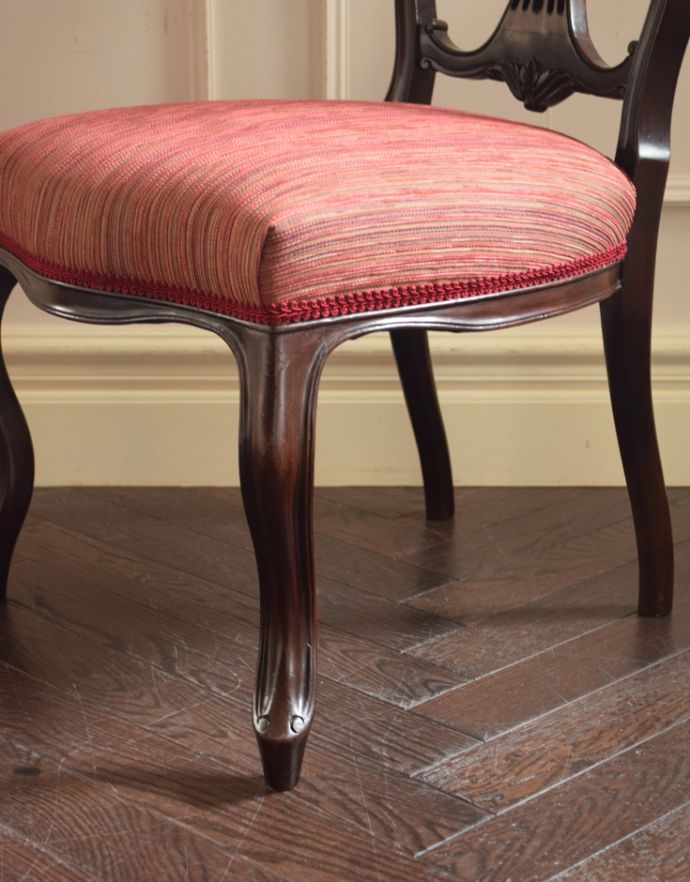 マホガニー材　アンティーク チェア　背もたれの装飾がなんとも美しいナーシングチェア、アンティーク英国椅子。優雅なデザインの脚。(k-1058-c)