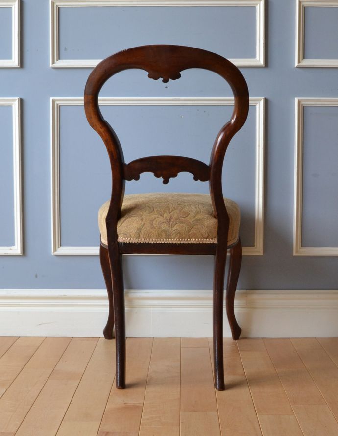 ウォルナット材　アンティーク チェア　可憐な背もたれのデザインの椅子、イギリスのアンティークバルーンバックチェア。アンティークらしく、流行を追わずに長く使えるデザイン。(k-1059-c)