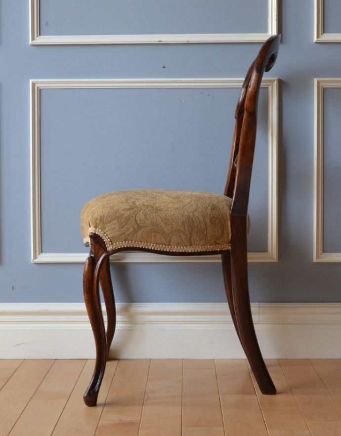 ウォルナット材　アンティーク チェア　可憐な背もたれのデザインの椅子、イギリスのアンティークバルーンバックチェア。横から見ても綺麗な装飾が楽しめます。(k-1059-c)