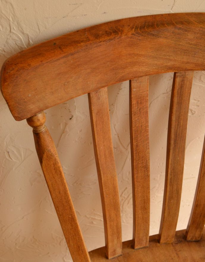 キッチンチェア　アンティーク チェア　イギリスのアンティークの椅子、明るいナチュラルカラーの木製キッチンチェア。キズや汚れ、木目や色は1脚1脚微妙に違いますが、どれもキレイに仕上げています。(k-1066-c)