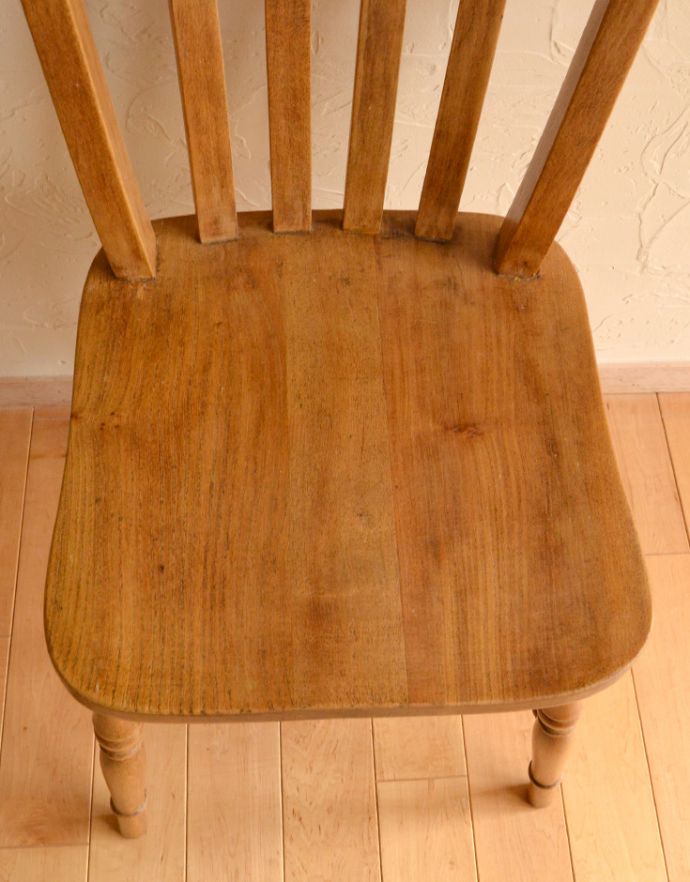 キッチンチェア　アンティーク チェア　イギリスのアンティークの椅子、明るいナチュラルカラーの木製キッチンチェア。角が丸く作られているので、小さいお子様がいるご家庭でも安心です。(k-1066-c)