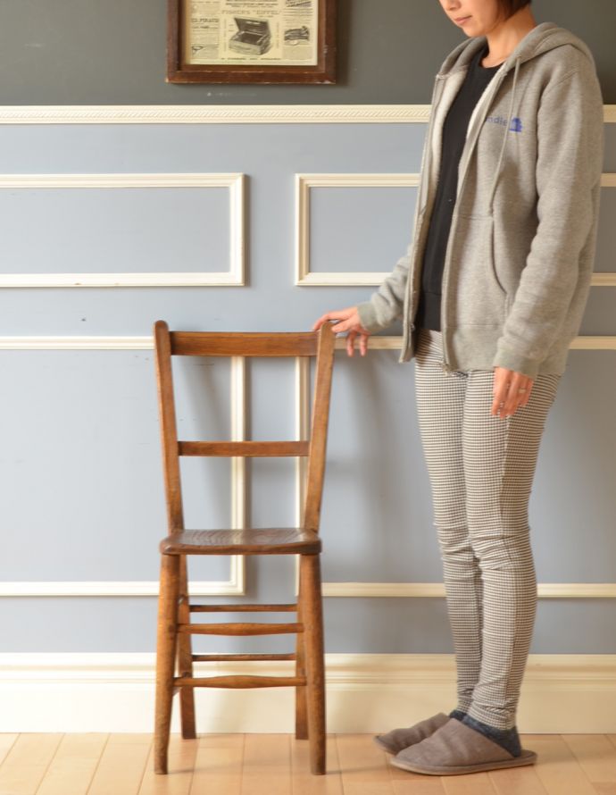 キッチンチェア　アンティーク チェア　アンティークの椅子、シンプルな背もたれの可愛い木製のスクールチェア。どこか懐かしさを感じるデザインとシンプルさがスクールチェアの魅力です！（モデルの身長は160cmです）。(k-1067-c)