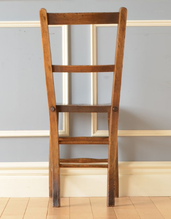 キッチンチェア　アンティーク チェア　アンティークの椅子、シンプルな背もたれの可愛い木製のスクールチェア。どこから見ても絵になります。(k-1067-c)