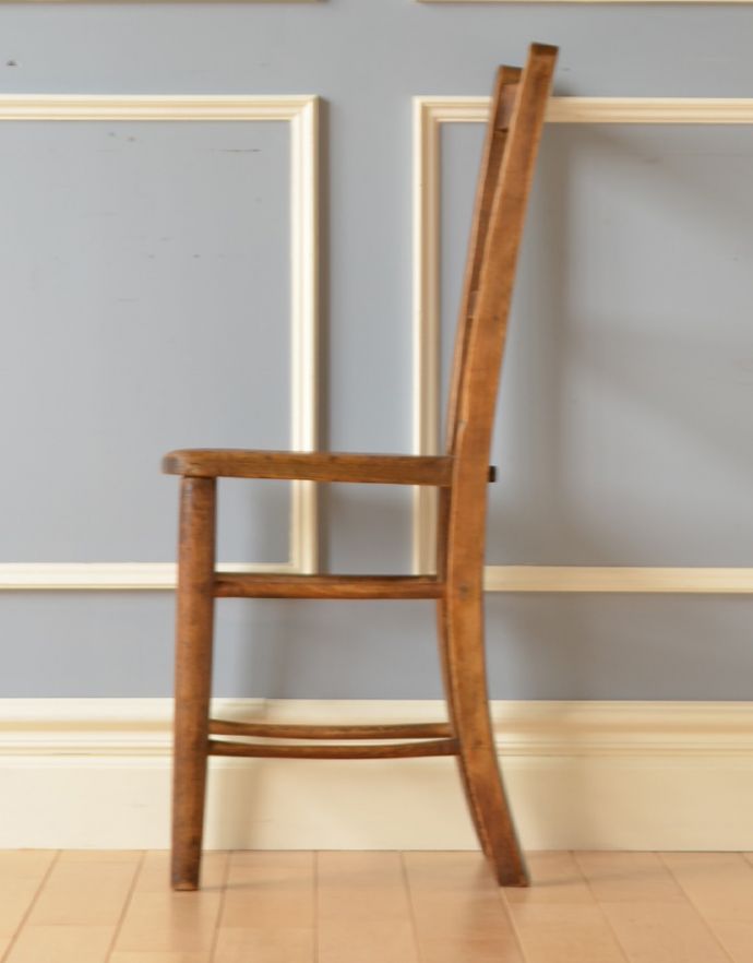 キッチンチェア　アンティーク チェア　アンティークの椅子、シンプルな背もたれの可愛い木製のスクールチェア。アンティークなので、年月を経て、味わい深い色になっています。(k-1067-c)