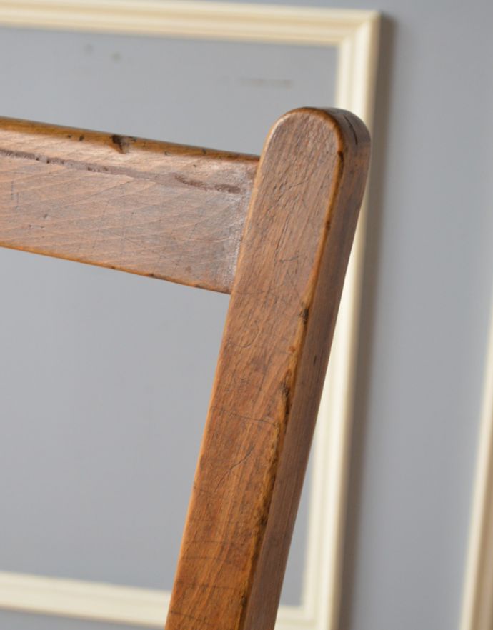キッチンチェア　アンティーク チェア　アンティークの椅子、シンプルな背もたれの可愛い木製のスクールチェア。木目や色は1脚1脚微妙に違いますが、どれもキレイに仕上げています。(k-1067-c)