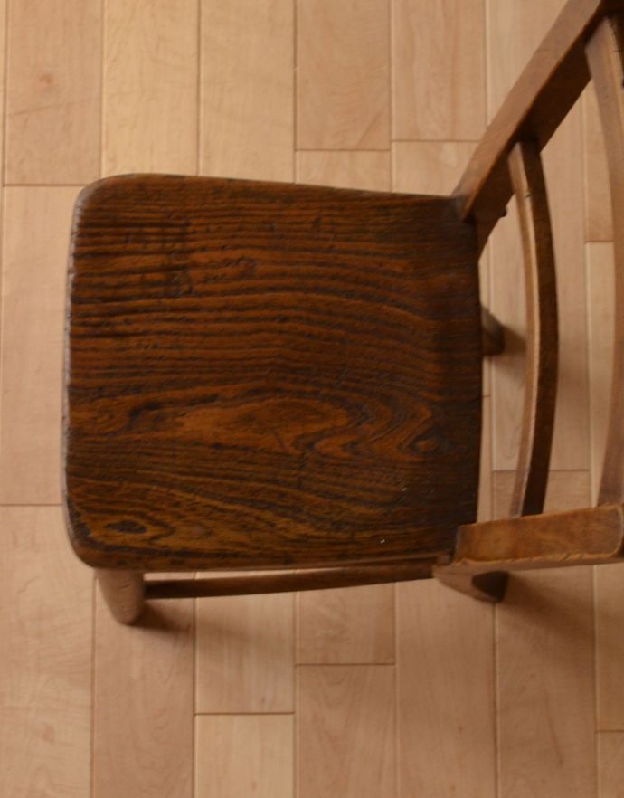 キッチンチェア　アンティーク チェア　アンティークの椅子、シンプルな背もたれの可愛い木製のスクールチェア。座面には、座ぐりと言って、長時間座ってお話を聞いてもラクなようにお尻の形に彫が入っています。(k-1067-c)