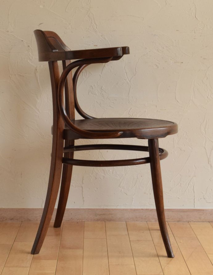 ダイニングチェア　アンティーク チェア　カフェでも使われているアンティーク英国の椅子、アーム付きのベントウッドアームチェア。飽きのこないデザインです。(k-1068-c)