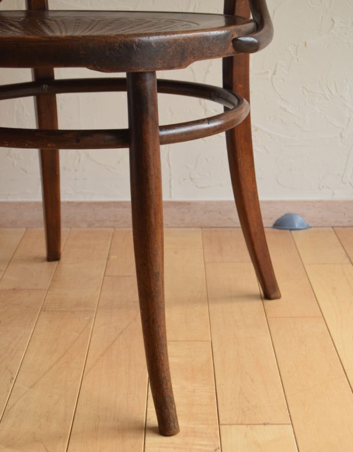 ダイニングチェア　アンティーク チェア　カフェでも使われているアンティーク英国の椅子、アーム付きのベントウッドアームチェア。脚先が緩くカーブして可愛いです。(k-1068-c)
