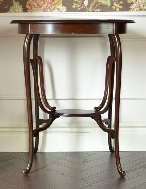 ロイドテーブル　アンティーク家具　マホガニー材の高級感がある英国家具、オケージョナルテーブル。細くて繊細なラインが美しい脚。(k-1078-f)