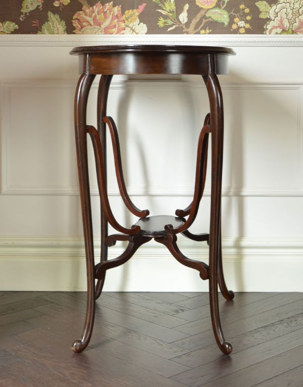 ロイドテーブル　アンティーク家具　マホガニー材の高級感がある英国家具、オケージョナルテーブル。繊細なシルエットです。(k-1078-f)