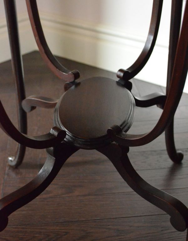 ロイドテーブル　アンティーク家具　マホガニー材の高級感がある英国家具、オケージョナルテーブル。下にはちょっとした物置があります。(k-1078-f)