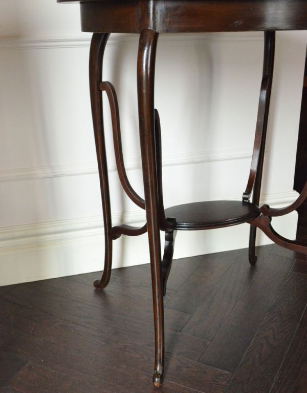 ロイドテーブル　アンティーク家具　マホガニー材の高級感がある英国家具、オケージョナルテーブル。細い脚先が繊細でステキ。(k-1078-f)