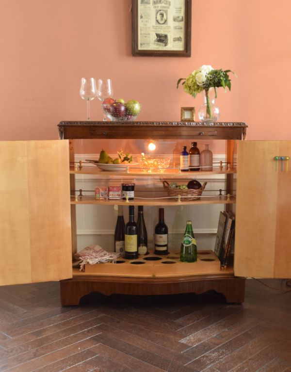 アンティークのキャビネット　アンティーク家具　ワインがたっぷり入る高級な英国家具、アンティークのカクテルキャビネット。棚板は固定されています。(k-1079-f)