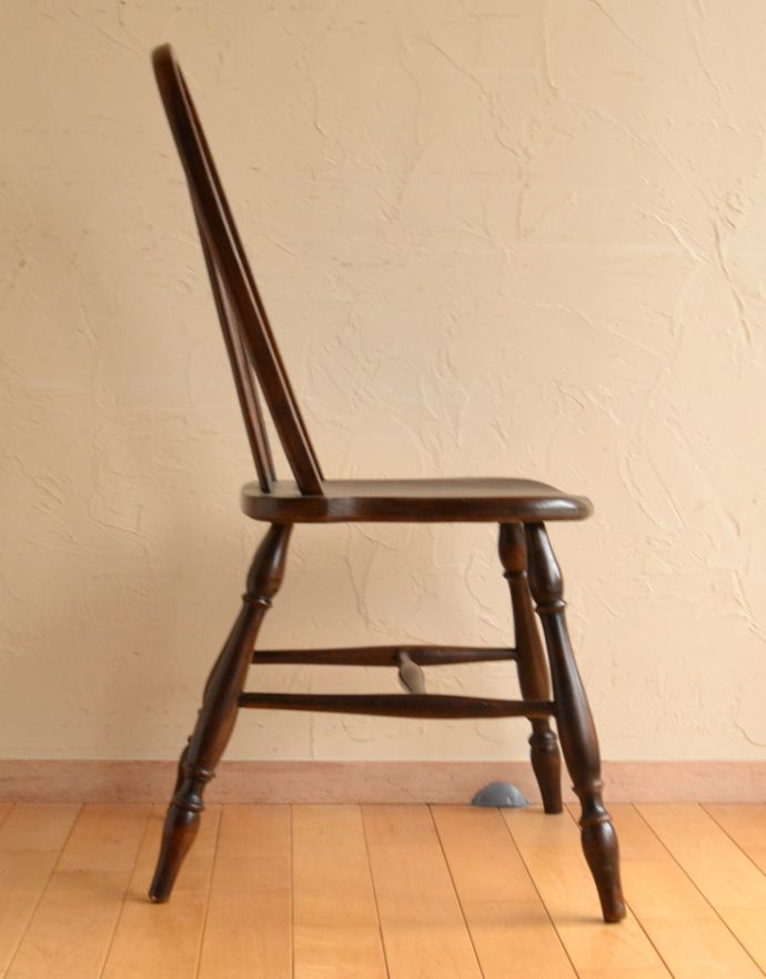 キッチンチェア　アンティーク チェア　アンティークの英国椅子、背もたれのデザインが美しいハイバックのキッチンチェア。どこから見ても飽きのこないオシャレなデザインです。(k-1082-c)