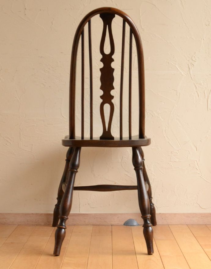 キッチンチェア　アンティーク チェア　アンティークの英国椅子、背もたれのデザインが美しいハイバックのキッチンチェア。背もたれの美しいデザインに思わず目を奪われる後ろ姿。(k-1082-c)