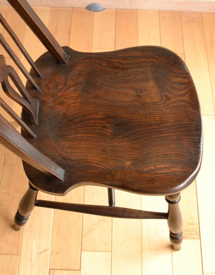 キッチンチェア　アンティーク チェア　アンティークの英国椅子、背もたれのデザインが美しいハイバックのキッチンチェア。座面は、角が丸く作られているので、小さいお子様がいるご家庭でも安心です。(k-1082-c)