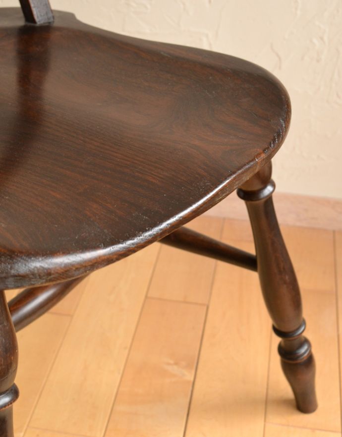 キッチンチェア　アンティーク チェア　アンティークの英国椅子、背もたれのデザインが美しいハイバックのキッチンチェア。木目や色は1脚1脚微妙に違いますが、どれもキレイに仕上げています。(k-1082-c)